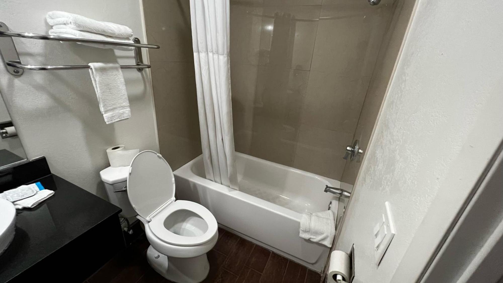 New American Inn & Suites Ориндж Екстериор снимка