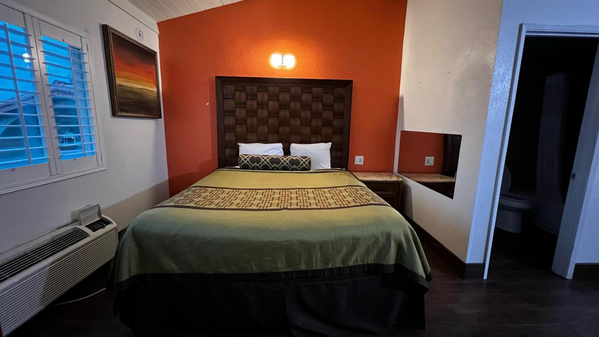 New American Inn & Suites Ориндж Екстериор снимка