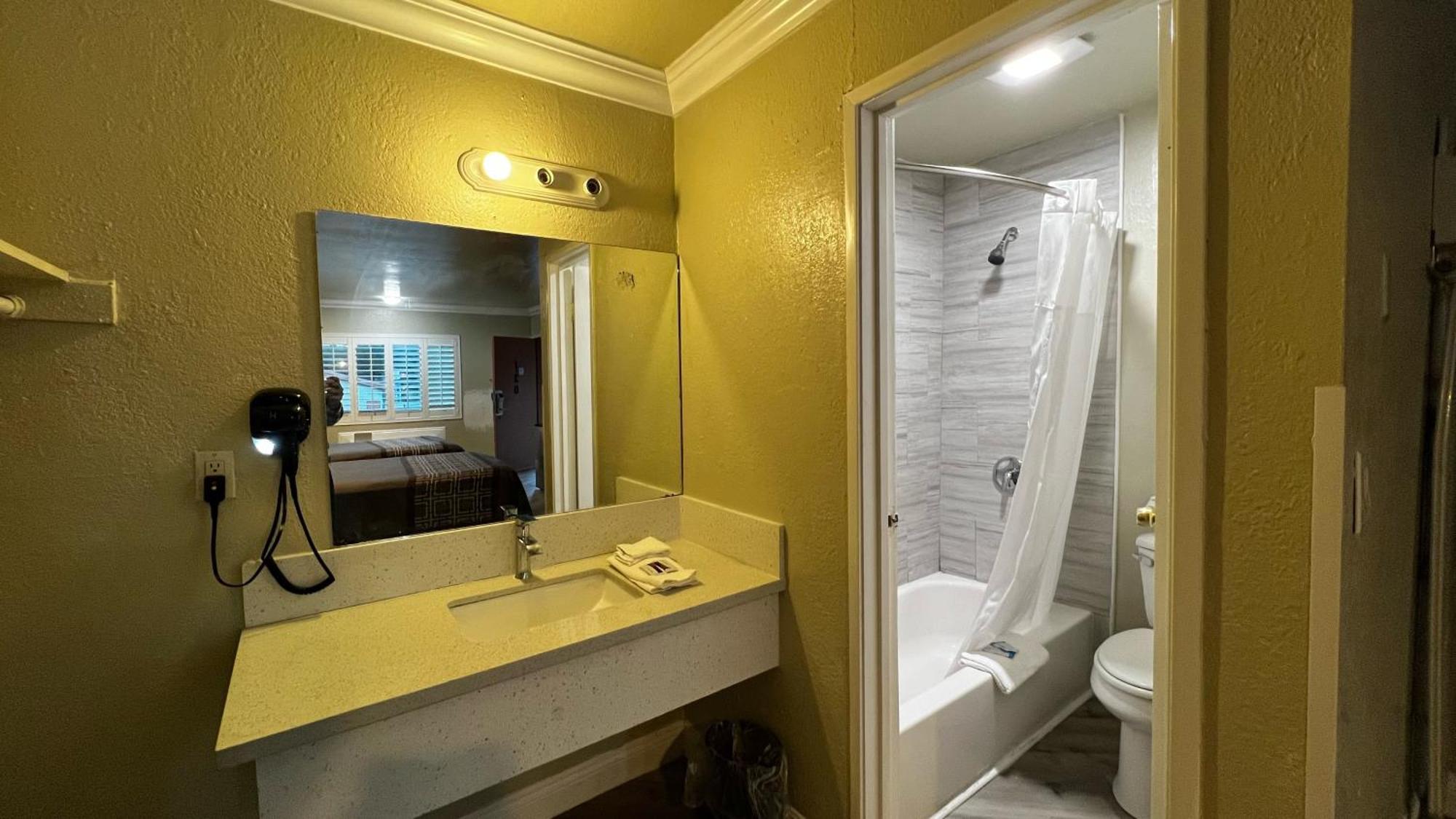 New American Inn & Suites Ориндж Екстериор снимка